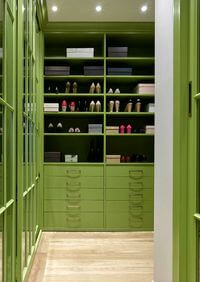 Г-образная гардеробная комната в зеленом цвете Рязань